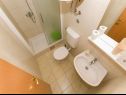 Apartementen Srzi 1 - 200 m from sea: A4(2+2), A5(4) Makarska - Riviera Makarska  - Appartement - A5(4): badkamer met toilet