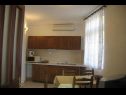 Apartementen Sini - with parking : A1 (4+1), SA2 (2), SA3 (2), A4 (3+1) Makarska - Riviera Makarska  - Appartement - A1 (4+1): keuken en eetkamer