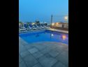 Vakantiehuizen Sandra - with pool : H(10+2) Makarska - Riviera Makarska  - Kroatië  - zwembad