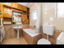 Apartementen Stipe - comfortable apartment for 6 person: A(4+2) Makarska - Riviera Makarska  - Appartement - A(4+2): badkamer met toilet