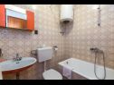Apartementen en kamers Happiness - 70m to the beach: A2(4), SA3(2), R4(2), R5(2), R6(2), R7(2) Tucepi - Riviera Makarska  - Kamer - R5(2): badkamer met toilet