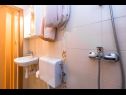 Apartementen en kamers Happiness - 70m to the beach: A2(4), SA3(2), R4(2), R5(2), R6(2), R7(2) Tucepi - Riviera Makarska  - Kamer - R7(2): badkamer met toilet
