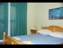 Apartementen Sonja - by the sea: A1 Veliki (6+1), A2 Mali(2+1) Zivogosce - Riviera Makarska  - Appartement - A1 Veliki (6+1): slaapkamer