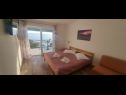 Apartementen Gogi - 100 m from beach: A6(4+1), A1(2+1), A2(2+1), A8(4+2) Zivogosce - Riviera Makarska  - Appartement - A1(2+1): slaapkamer