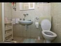 Apartementen Slavica - free parking A1 Mali (3), A2 Veliki (4+1) Jezera - Eiland Murter  - Appartement - A2 Veliki (4+1): badkamer met toilet