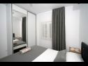 Apartementen Nina - sea view family apartments SA1A(3), A1Donji(2+1), A3(6), A4(4+1), A5(6), A6(4) Celina Zavode - Riviera Omis  - Appartement - A1Donji(2+1): slaapkamer
