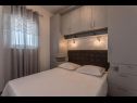 Apartementen Nina - sea view family apartments SA1A(3), A1Donji(2+1), A3(6), A4(4+1), A5(6), A6(4) Celina Zavode - Riviera Omis  - Appartement - A3(6): slaapkamer