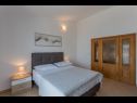 Apartementen Nina - sea view family apartments SA1A(3), A1Donji(2+1), A3(6), A4(4+1), A5(6), A6(4) Celina Zavode - Riviera Omis  - Appartement - A4(4+1): slaapkamer