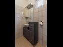 Apartementen Nina - sea view family apartments SA1A(3), A1Donji(2+1), A3(6), A4(4+1), A5(6), A6(4) Celina Zavode - Riviera Omis  - Appartement - A4(4+1): badkamer met toilet