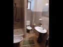 Apartementen Mari - 40 m from sea: A1(4), A2(2+2), SA3(2) Krilo Jesenice - Riviera Omis  - Appartement - A1(4): badkamer met toilet