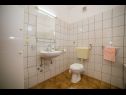 Apartementen Saga - with swimming pool A2(2+1), A3(6+1) Lokva Rogoznica - Riviera Omis  - Appartement - A2(2+1): badkamer met toilet
