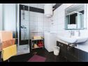 Apartementen Mari - sea view apartments: A1(2) Borna, A2(4) Iva, A3(4) Silver, A4(4) Red Nemira - Riviera Omis  - Appartement - A2(4) Iva: badkamer met toilet