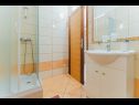 Apartementen Mari - sea view apartments: A1(2) Borna, A2(4) Iva, A3(4) Silver, A4(4) Red Nemira - Riviera Omis  - Appartement - A4(4) Red: badkamer met toilet
