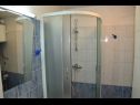 Apartementen Ružica - 500 m from sea: A1(4+2) Omis - Riviera Omis  - Appartement - A1(4+2): badkamer met toilet