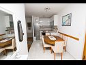 Apartementen Jerko - 200 m from beach: A1(3+2) Omis - Riviera Omis  - Appartement - A1(3+2): keuken en eetkamer