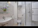 Apartementen Rene - seaview & parking space: A1(2+2), A2(2+2), A3(6+2) Omis - Riviera Omis  - Appartement - A1(2+2): badkamer met toilet