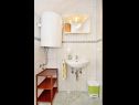 Apartementen Toma - 200 m from beach: A1(2+2), SA2(2+1), A3(2+2), SA4(2+1) Omis - Riviera Omis  - Studio-appartment - SA4(2+1): badkamer met toilet