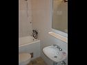 Apartementen Mako - 15m from beach: A1(7), B2(2+3), SA C3(2), D4(5) Pisak - Riviera Omis  - Studio-appartment - SA C3(2): badkamer met toilet