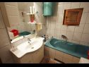 Apartementen Šera - 50 m from beach: A1(4), A2(4), A3(2+2) Pisak - Riviera Omis  - Appartement - A3(2+2): badkamer met toilet