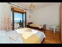 Apartementen Franka - beautiful sea view & parking: A1(3), A2(2+2), A3(2+2), A4(3+1) Stanici - Riviera Omis  - Appartement - A1(3): slaapkamer
