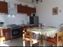 Apartementen Jugana - with pool : A1 donji(4), A2 gornji(4) Sumpetar - Riviera Omis  - Appartement - A1 donji(4): keuken en eetkamer