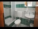 Apartementen NATALI - with swimming pool A1(4+2), A2(2+2), SA3(2), SA4(2+2), A5(4+2), A6(2+2), SA7(2), SA8(2+2) Novalja - Eiland Pag  - Studio-appartment - SA8(2+2): badkamer met toilet