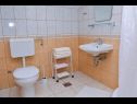 Apartementen Boris - 150 m from beach: A7(2+1), A6(2+1), A4(2+2), A8(3+1), A5(4+1) Novalja - Eiland Pag  - Appartement - A7(2+1): badkamer met toilet