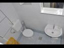 Apartementen Petar - 6m from the sea: A1(4), A3(2) Barbat - Eiland Rab  - Appartement - A1(4): badkamer met toilet