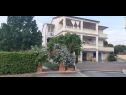 Apartementen Robi- swimming pool and beautiful garden A1-žuti(5), A2-crveni(5), A3(3+1) Kampor - Eiland Rab  - huis