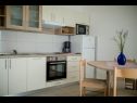 Apartementen Coastal home - 10 m from the sea: A1(4+1), A2(2), A3(2+2), A4(4+1), A5(4+1) Supetarska Draga - Eiland Rab  - Appartement - A4(4+1): keuken en eetkamer