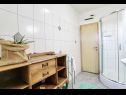 Apartementen Adria - seafront & seaview: A1 Adriana (2+1), A2 Enzo (2+1) Lukovo Sugarje - Riviera Senj  - Appartement - A1 Adriana (2+1): badkamer met toilet