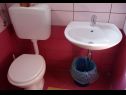 Apartementen en kamers Vjenceslava - with parking : A1(4+2), A2(3+2), A3(2+1), A4(2+1), R5(2) Senj - Riviera Senj  - Kamer - R5(2): badkamer met toilet