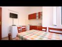 Apartementen Per - comfortable  family apartments A1(2+2), A2(4+1), A3(2+2) Grebastica - Riviera Sibenik  - Appartement - A2(4+1): keuken en eetkamer