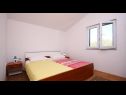 Apartementen Per - comfortable  family apartments A1(2+2), A2(4+1), A3(2+2) Grebastica - Riviera Sibenik  - Appartement - A2(4+1): slaapkamer
