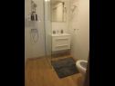 Apartementen Denis - 50m from sea : A1(2+2) Pirovac - Riviera Sibenik  - Appartement - A1(2+2): badkamer met toilet