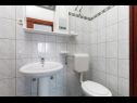 Apartementen Stivy - 30m from beach: A2 prizemlje(2+2) , A3 1.kat(2+2), A4 1.kat(2+2), A5 2.kat(2+2), A6 2.kat(2+2) Razanj - Riviera Sibenik  - Appartement - A6 2.kat(2+2): badkamer met toilet