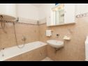 Apartementen Srki - 50m from the sea: A1 prizemlje (4) , A2 kat (4) Rogoznica - Riviera Sibenik  - Appartement - A1 prizemlje (4) : badkamer met toilet