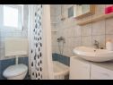 Apartementen Marija  - 40 m from beach: A1-Plavi (2+1), A2-Crveni (2+1) Rogoznica - Riviera Sibenik  - Appartement - A2-Crveni (2+1): badkamer met toilet