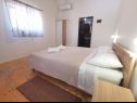 Apartementen Kate - 200 m from beach: A1(2), A2(4+1), SA3(2), A4(6+1) Vodice - Riviera Sibenik  - Appartement - A1(2): slaapkamer