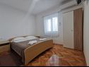 Apartementen Kati - 150 m from beach: A2(4), A4(2), SA3(2), SA5(2), SA6(2) Vodice - Riviera Sibenik  - Appartement - A2(4): slaapkamer