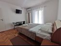 Apartementen Kati - 150 m from beach: A2(4), A4(2), SA3(2), SA5(2), SA6(2) Vodice - Riviera Sibenik  - Appartement - A2(4): slaapkamer