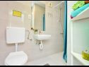 Apartementen Goga - with free parking A1(2+2), A2(2+1), A3(2+2), A4(2+1) Vodice - Riviera Sibenik  - Appartement - A3(2+2): badkamer met toilet