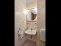 Apartementen Lasan - 150 m from sea: A1(4), A2(4) Vodice - Riviera Sibenik  - Appartement - A2(4): badkamer met toilet