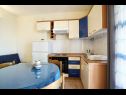 Apartementen Lasan - 150 m from sea: A1(4), A2(4) Vodice - Riviera Sibenik  - Appartement - A1(4): keuken en eetkamer