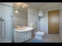 Apartementen Ana - quiet and peaceful: A1(4+1), A2(4+1) Maslinica - Eiland Solta  - Appartement - A2(4+1): badkamer met toilet