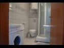 Apartementen Daira - great location A1(2), A2(2), A3(4) Stomorska - Eiland Solta  - Appartement - A2(2): badkamer met toilet