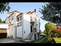 Apartementen Božana - with parking : A1(2), A2(2+1), A3(3+2) Kastel Luksic - Riviera Split  - huis