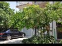 Apartementen Milica - parking and garden: A1(6), SA2 gornji(2), SA3 donji(2), A4(2+1) Kastel Luksic - Riviera Split  - parkeerplaats