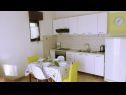 Apartementen Božana - with parking : A1(2), A2(2+1), A3(3+2) Kastel Luksic - Riviera Split  - Appartement - A3(3+2): keuken en eetkamer