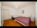 Apartementen Milica - parking and garden: A1(6), SA2 gornji(2), SA3 donji(2), A4(2+1) Kastel Luksic - Riviera Split  - Appartement - A1(6): slaapkamer